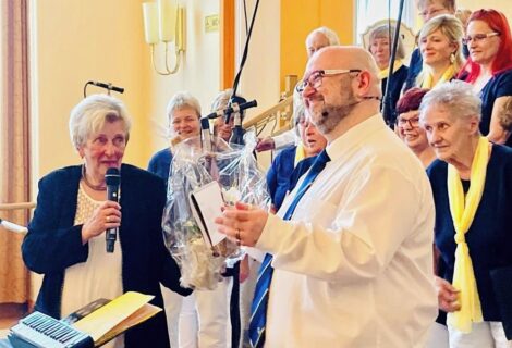 Heidemarie Korb vom Auer Blema-Chor "Gerhard Hirsch" hat die musikalische Leitung des Ensembles an Hendrik Beyreuther übergeben.