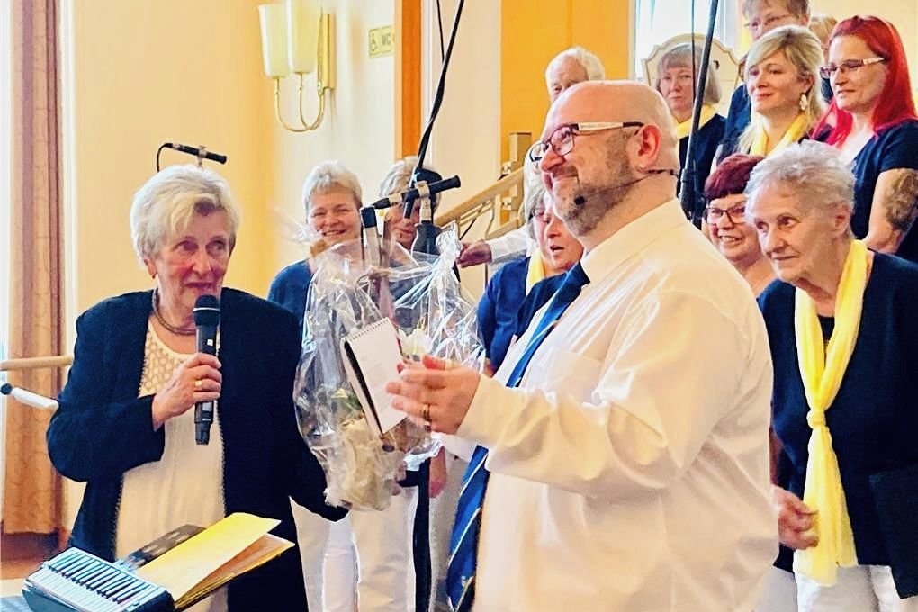 Heidemarie Korb vom Auer Blema-Chor "Gerhard Hirsch" hat die musikalische Leitung des Ensembles an Hendrik Beyreuther übergeben.