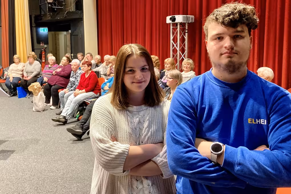 Samira Kessel und Fabian Reinhold gehören zu den jungen Leuten, die den Auer Blema-Chor mit ihrer Stimme verstärken.