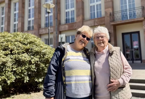 Vereinsvorsitzende Grit Wolf (l.) freut sich über ein seltenes Jubiläum: Helga Fiedler