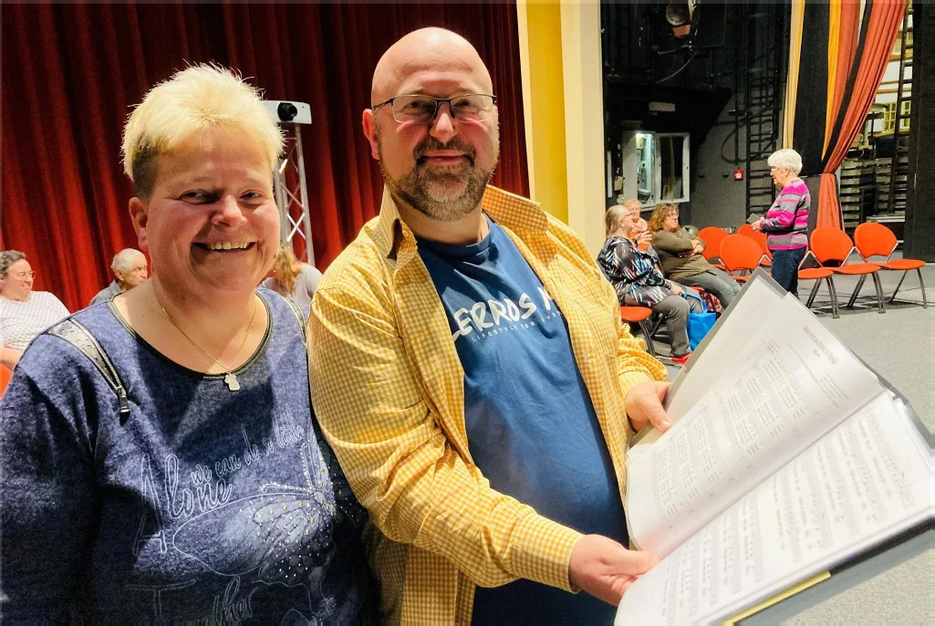 Hendrik Beyreuther (44) hat einen guten Einstieg als Chorleiter erlebt. Vorsitzende Grit Wolf freut das sehr.